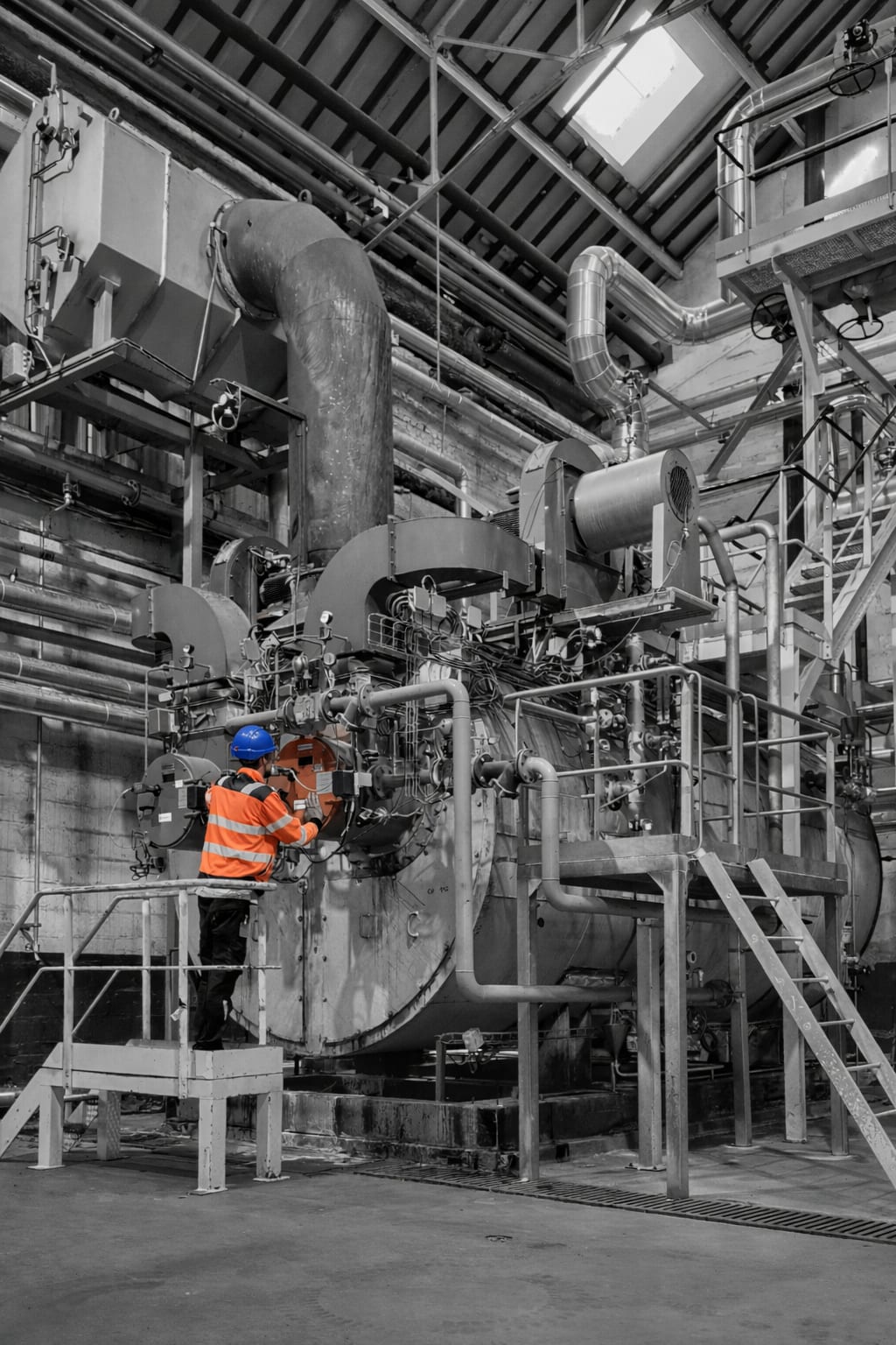 Chaufferie industrielle avec chaudière et tuyauteries gaz — DKTECHNIQUE