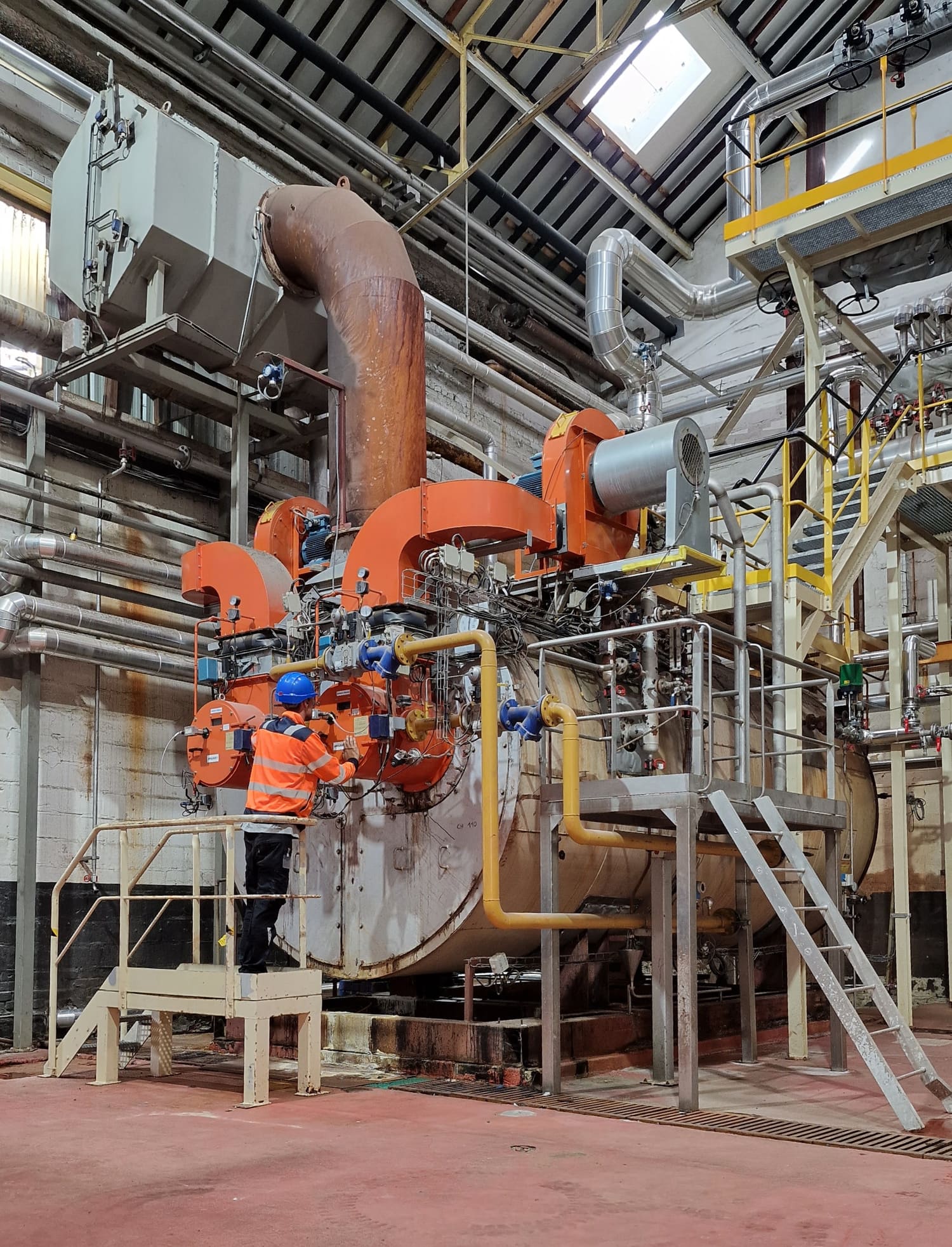 Techniciens DKTECHNIQUE en intervention sur chaudière industrielle